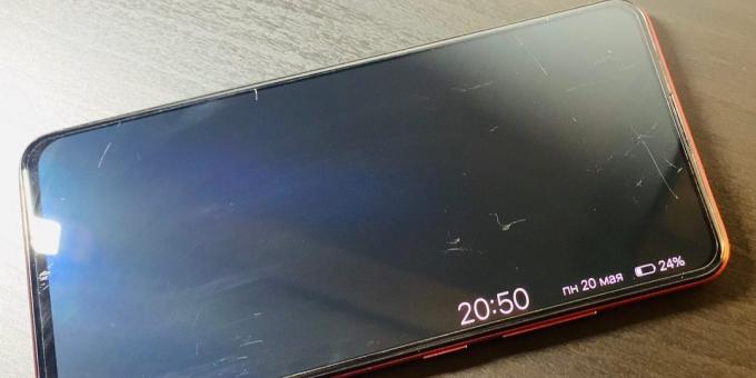 Vivo V15 Pro: scratches on the front panel