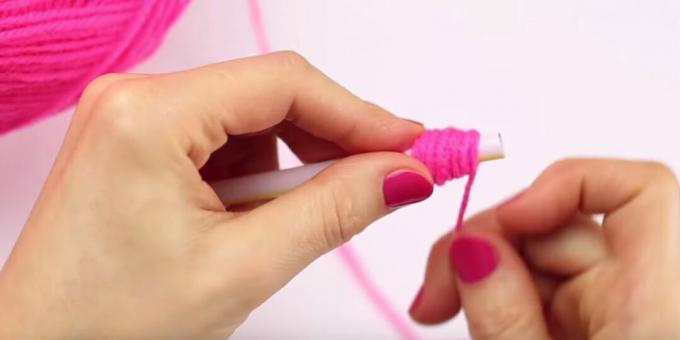 DIY pompom: keep winding the thread