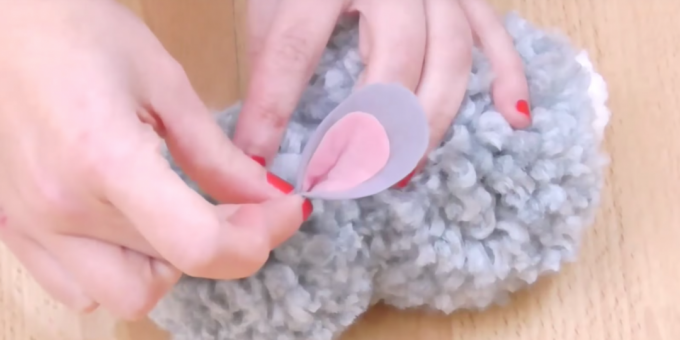 DIY soft toys: glue pom-poms and ears