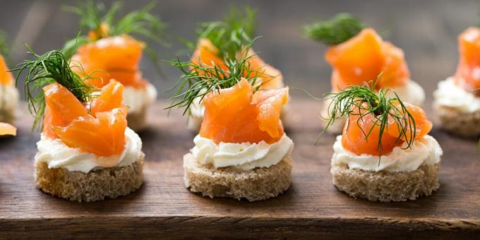 Canapes with smoked salmon and herbs
