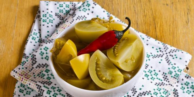 Green tomatoes with garlic and herbs for the winter