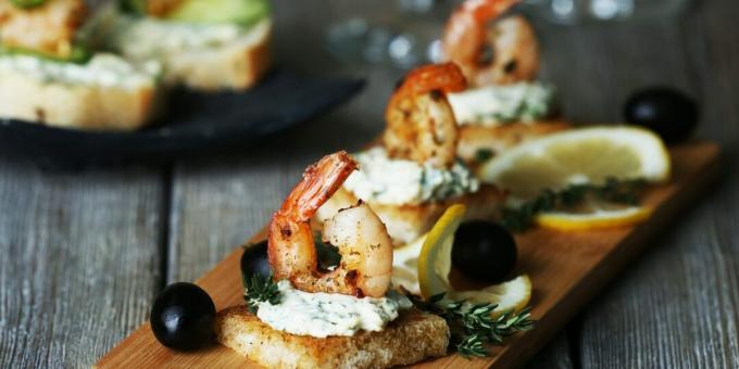 Canapes with shrimps on bread