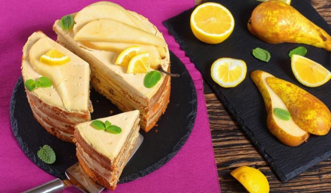Pear cake with lemon cream