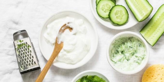 Mask from dryness and swelling on the basis of yogurt and cucumber