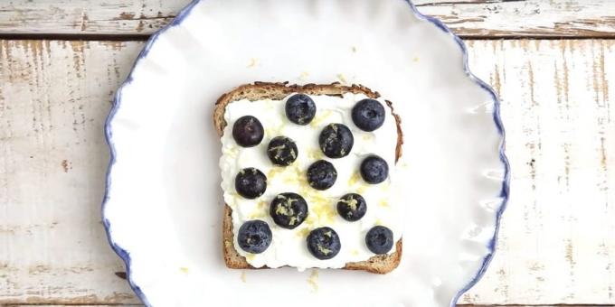 Quick breakfast: a sandwich with ricotta and berries