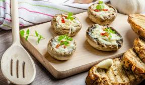 Champignons stuffed with blue cheese