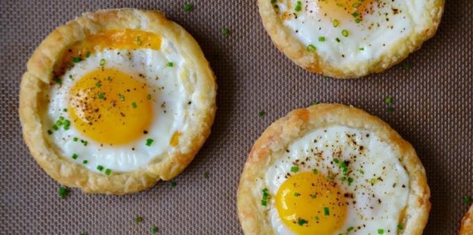 How to cook eggs in the oven: Puffs with baked eggs