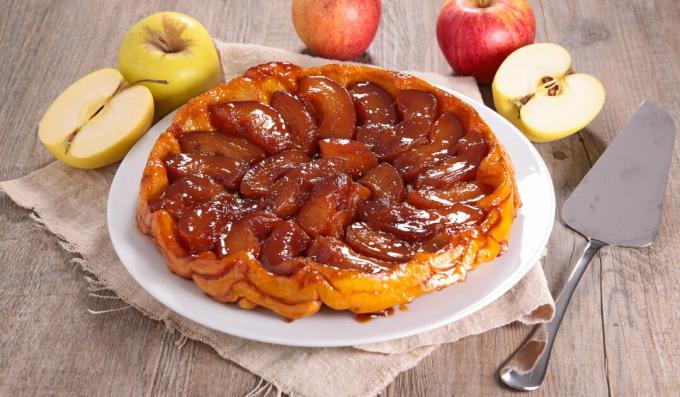 The simplest tart tatin with apples