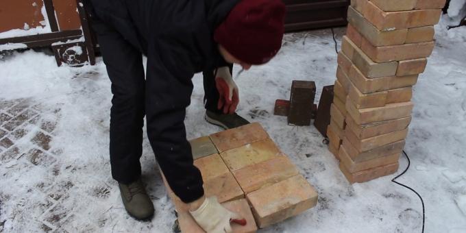 How to make a tandoor with your own hands: Cover the metal with a continuous layer of eight bricks