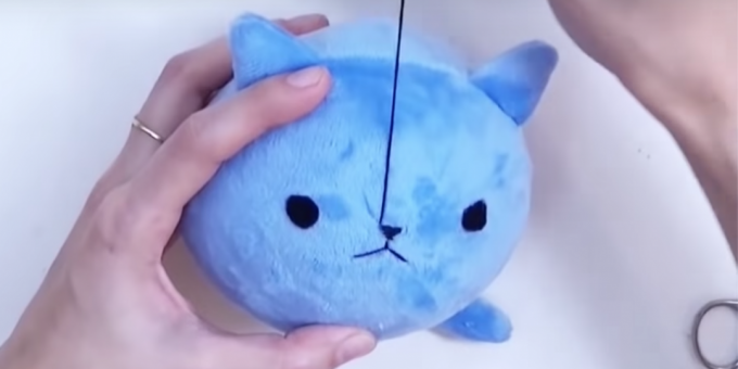 DIY soft toys: style the cat's face