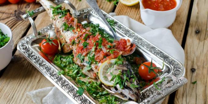How to cook mackerel in the oven with tomato sauce: a simple recipe