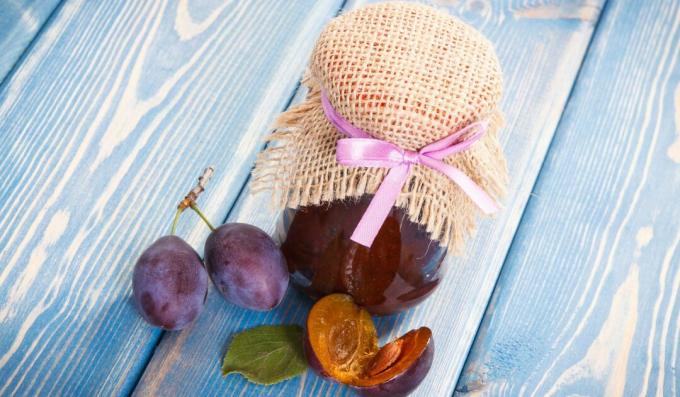 Plum jam with agar-agar