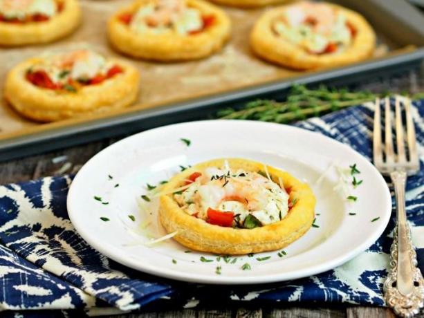 Tartlets with shrimp and cream cheese