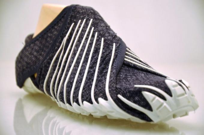 Sneakers Vibram Furoshiki fold into a tube