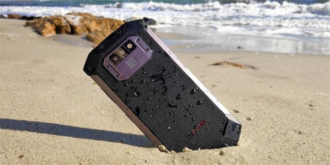 Doogee S70 in the sand