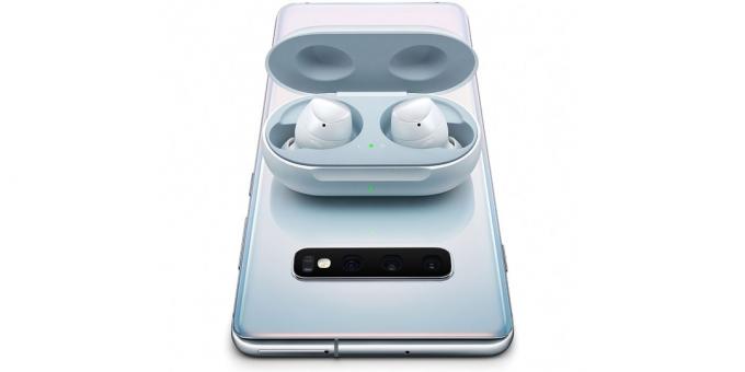 Wireless charging Galaxy Buds: simply put the case on the rear panel of the smartphone