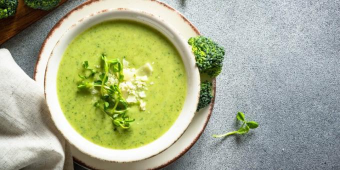 Creamy broccoli soup with cream