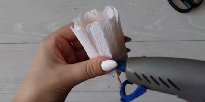 How to make a bouquet of candies with your own hands: glue the rest of the petals