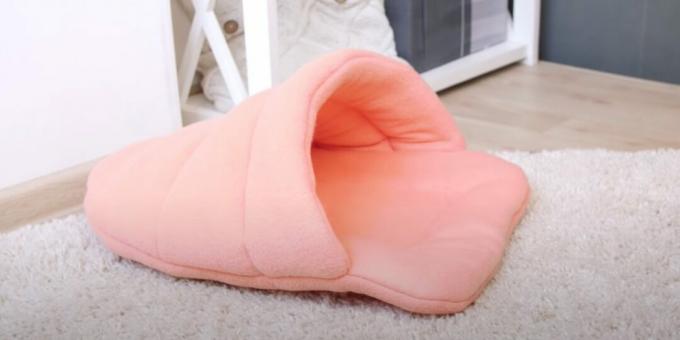 How to sew a slipper-shaped fabric bed for a cat