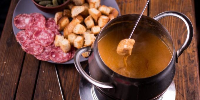 Cheese fondue with garlic and nutmeg