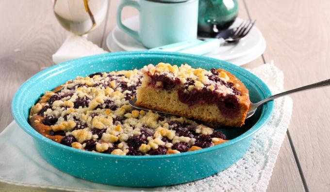 Pie with cherry and streusel