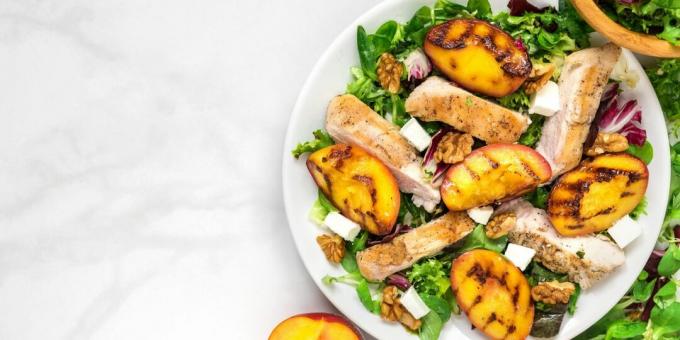 Salad with roasted peaches and chicken