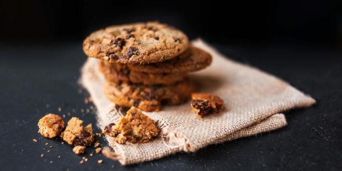 A simple recipe for oatmeal cookies with chocolate and nuts