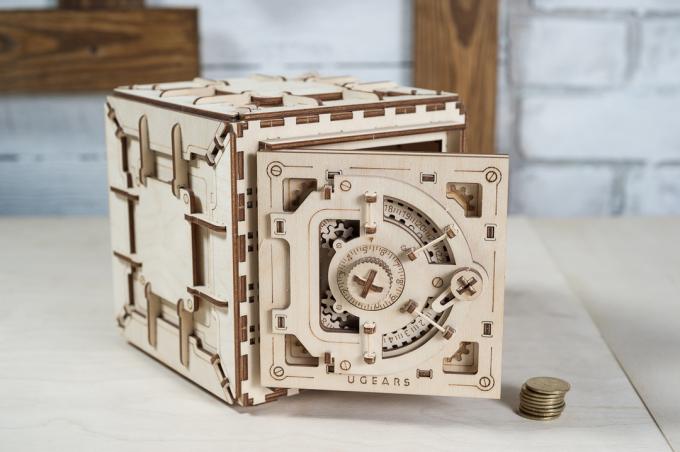 UGEARS: safe