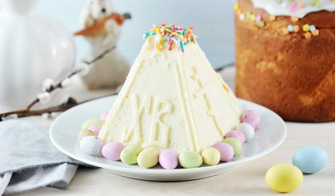 Easter cottage cheese with poppy filling