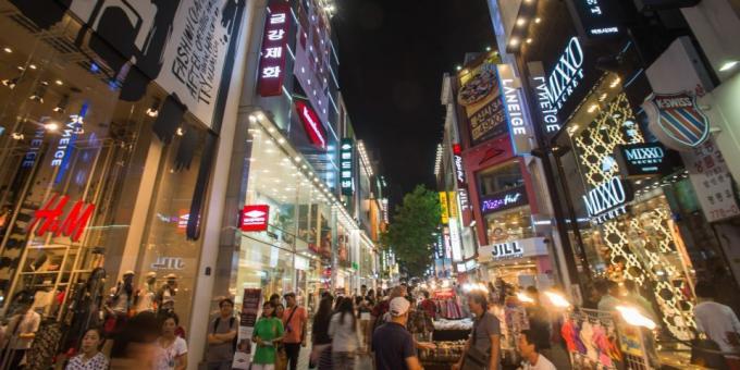 Attractions South Korea: Myeongdong shopping street