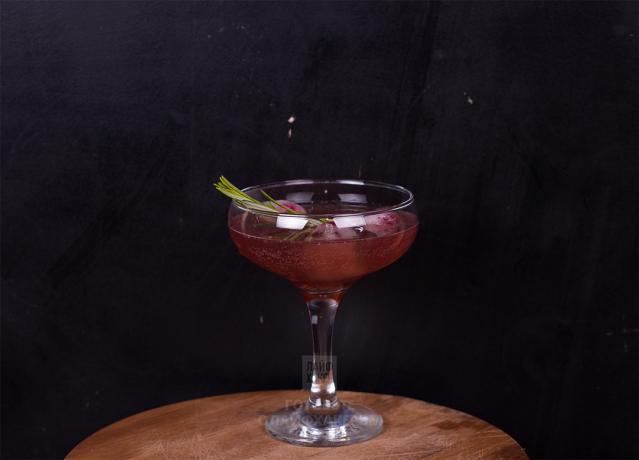 Pomegranate cocktail with champagne: Serving