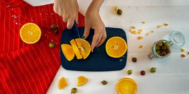 Gooseberry orange jam: chop the oranges