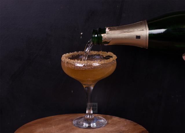 Apple cocktail with champagne: mix juice and champagne