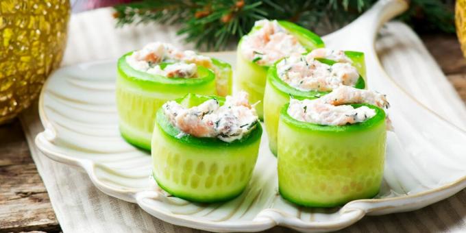 Cucumber rolls with cream cheese and red fish