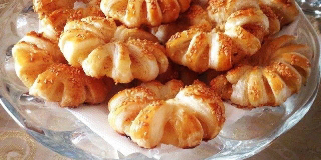 with a puff pastry: Puff cakes with pineapple