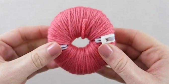 DIY pompom: fasten the halves