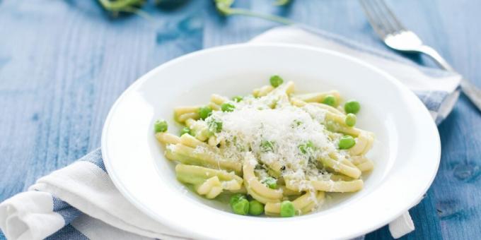 Pasta with cream sauce, green peas and mint