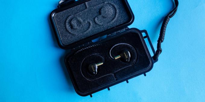 Audiophile headphones Oriolus Finschi: plastic box