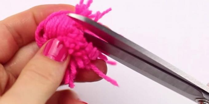 DIY pompom: cut the threads
