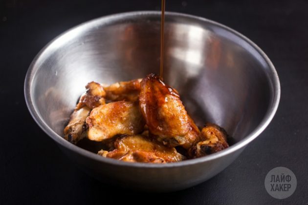 How to cook crispy wings in the oven: pour the icing over the meat and stir