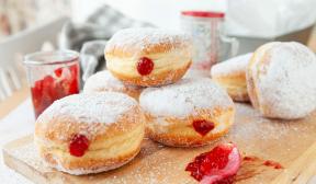 Yeast donuts with jam