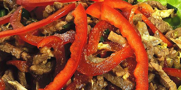 Salad with beef and peppers