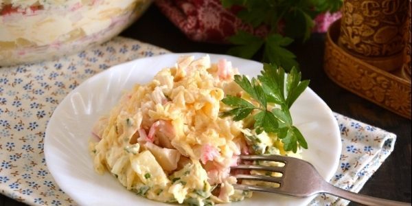 How to prepare a salad with pineapple, crab sticks, eggs and cheese