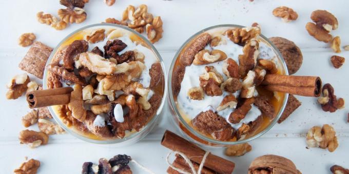 Pumpkin parfait with oatmeal, spices and yogurt