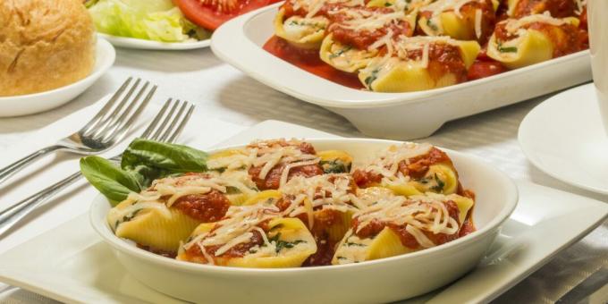 Stuffed pasta shells with chicken and spinach