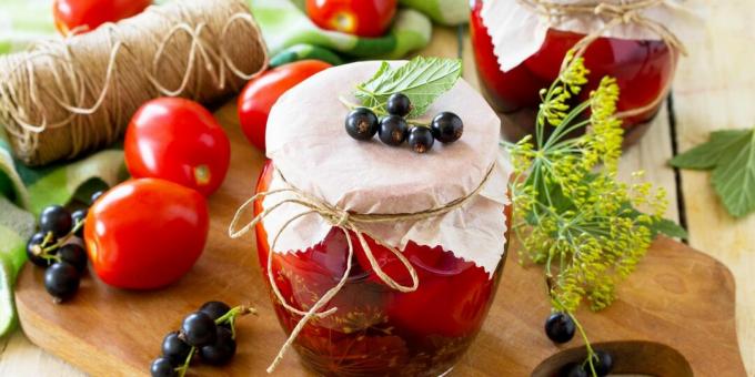 Salted tomatoes with garlic and horseradish leaves