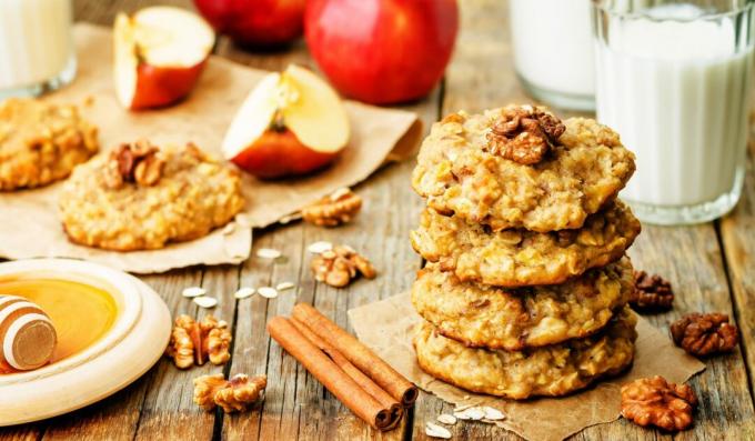 Whole grain oatmeal cookies with apple