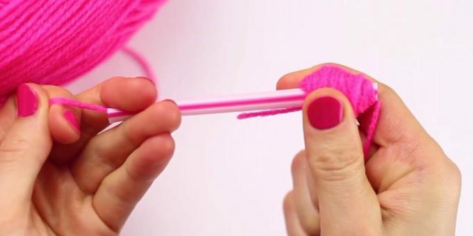 DIY pompom: thread the string