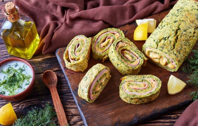 Zucchini roll with ham and cheese
