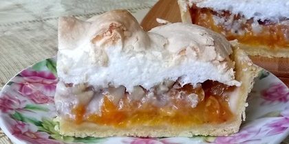 Cake with apricots: cake with apricots and airy meringue